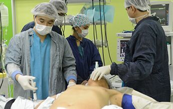 Ķirurgi veic operāciju vīrieša dzimumlocekļa palielināšanai