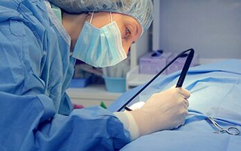 Ķirurgs veic operāciju, lai palielinātu vīrieša fallu