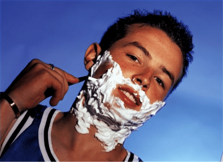 pusaudzis skūst un domā par dzimumlocekļa paplašināšanos