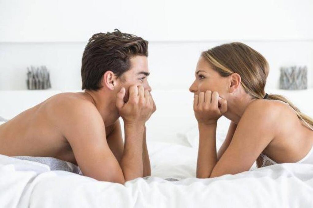 sieviete gultā ar vīrieti ar palielinātu dzimumlocekli