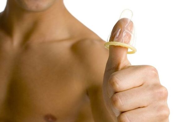 prezervatīvs uz pirksta simbolizē pusaudža dzimumlocekļa palielināšanos