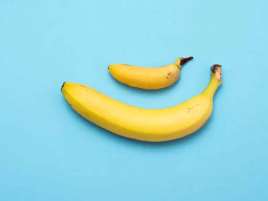 mazs un palielināts dzimumloceklis ar pompu uz banānu piemēra